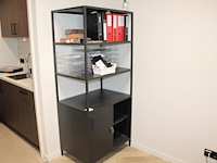 Wandkast met twee schuifdeuren en drie schappen. afmeting 80 x 55 x 180 cm.