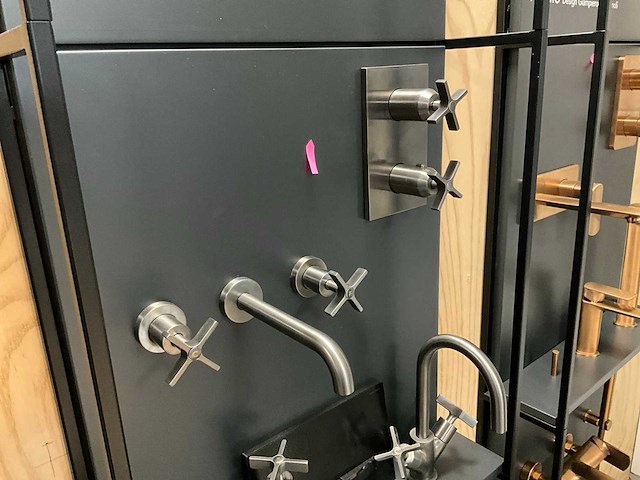 Wandpaneel met cristina kranen en regendouches (4x) - afbeelding 3 van  17