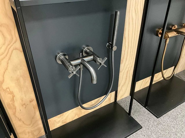 Wandpaneel met cristina kranen en regendouches (4x) - afbeelding 5 van  17