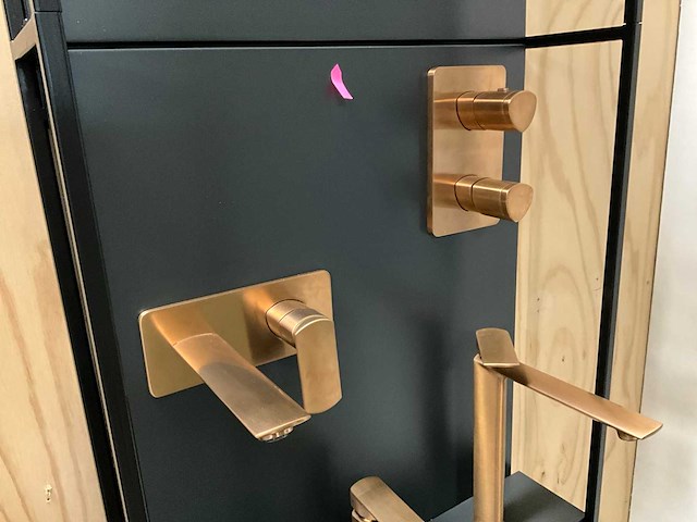 Wandpaneel met cristina kranen en regendouches (4x) - afbeelding 7 van  17