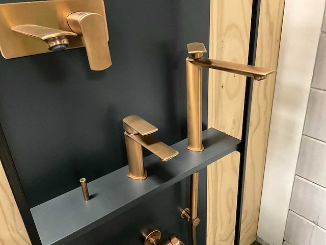 Wandpaneel met cristina kranen en regendouches (4x) - afbeelding 8 van  17