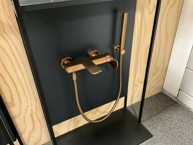 Wandpaneel met cristina kranen en regendouches (4x) - afbeelding 9 van  17