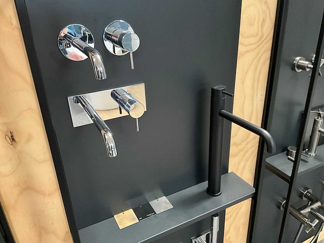 Wandpaneel met cristina kranen en regendouches (4x) - afbeelding 16 van  17