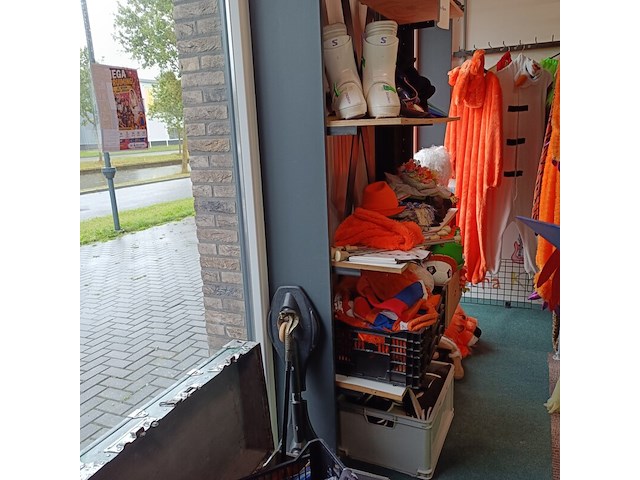 Wandplanken met zware hoekijzeren plankdragers - afbeelding 3 van  3