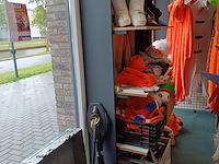 Wandplanken met zware hoekijzeren plankdragers - afbeelding 3 van  3