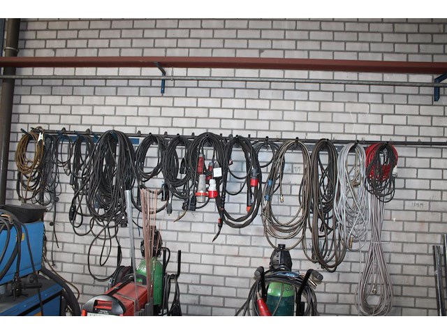 Wandrek met diverse laskabels en verlengkabels. - afbeelding 1 van  4