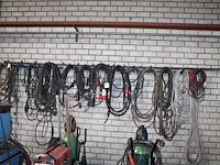 Wandrek met diverse laskabels en verlengkabels.