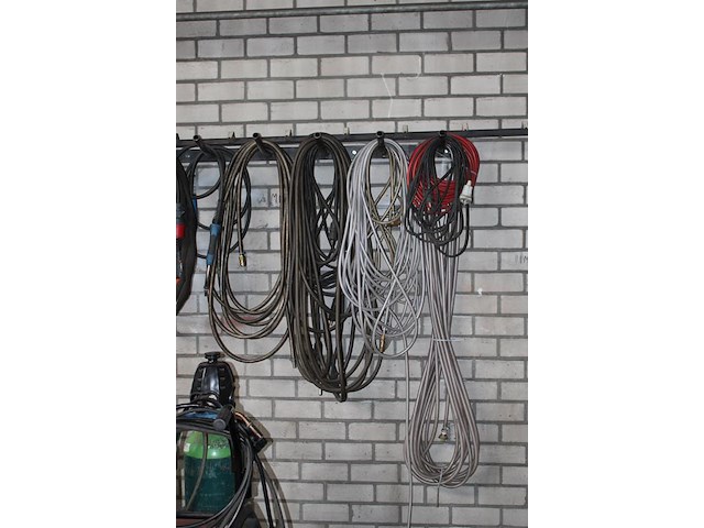 Wandrek met diverse laskabels en verlengkabels. - afbeelding 2 van  4