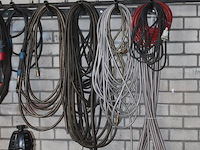 Wandrek met diverse laskabels en verlengkabels. - afbeelding 2 van  4
