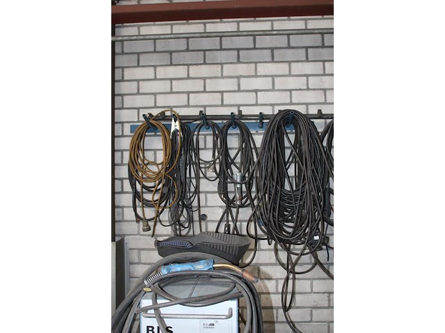 Wandrek met diverse laskabels en verlengkabels. - afbeelding 4 van  4