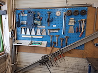 Wandstelling met diverse handgereedschap - afbeelding 1 van  7