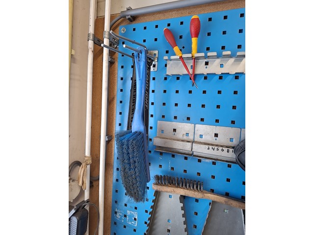 Wandstelling met diverse handgereedschap - afbeelding 2 van  7