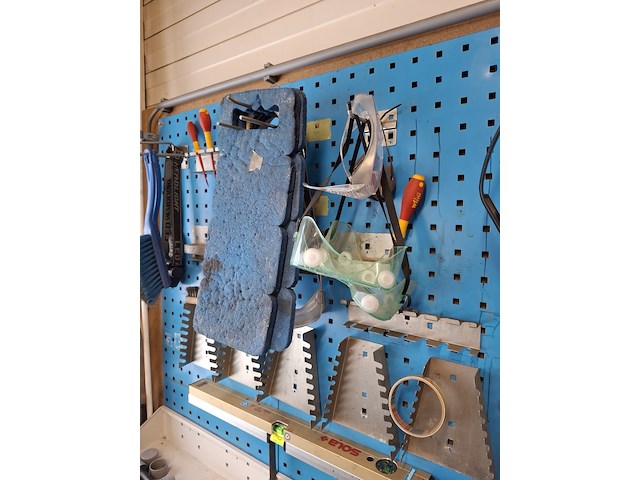 Wandstelling met diverse handgereedschap - afbeelding 3 van  7