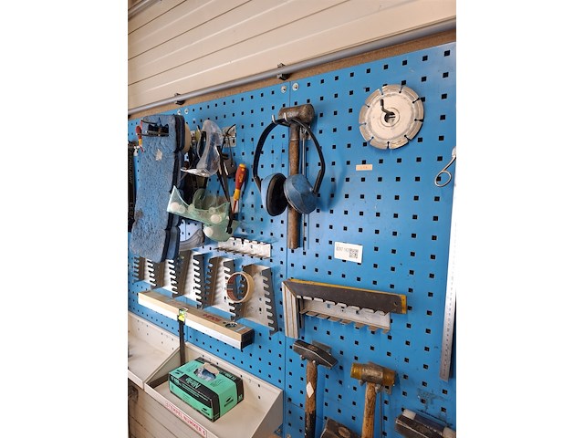 Wandstelling met diverse handgereedschap - afbeelding 4 van  7