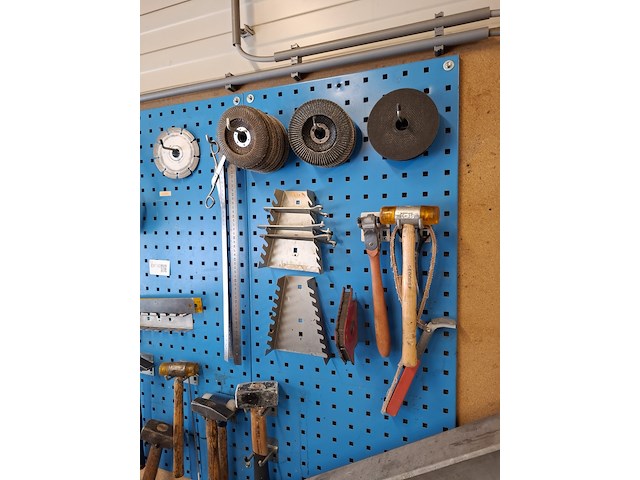 Wandstelling met diverse handgereedschap - afbeelding 5 van  7