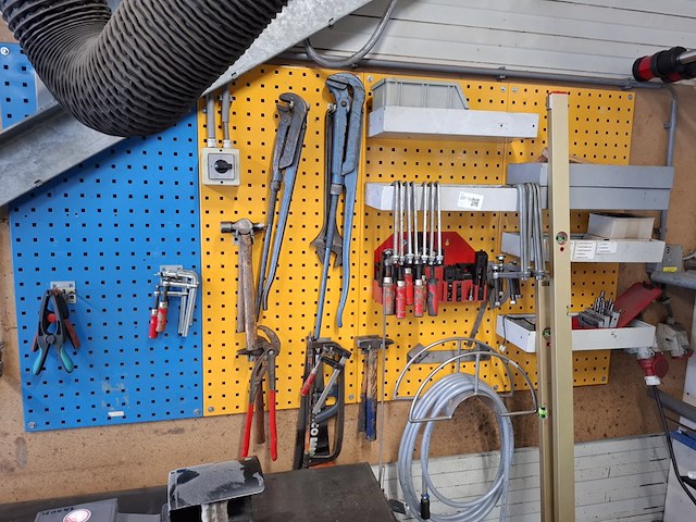 Wandstelling met diverse handgereedschap - afbeelding 1 van  7