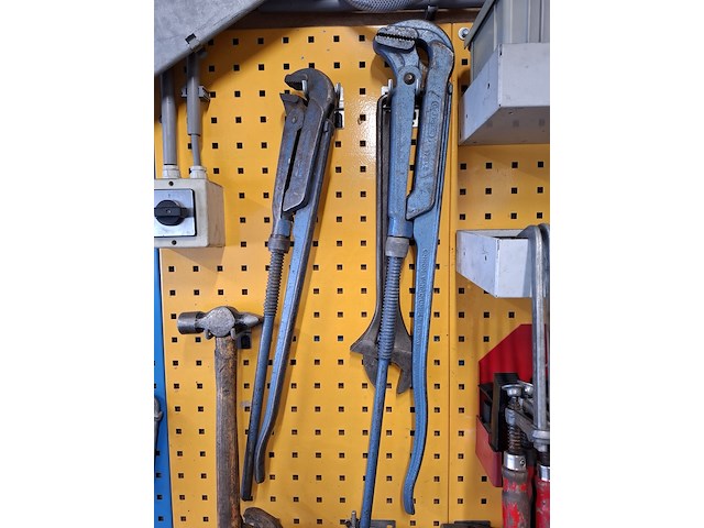 Wandstelling met diverse handgereedschap - afbeelding 2 van  7