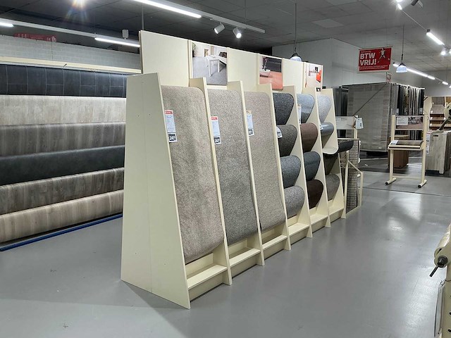 Wandstelling met tapijt en vinyl samples - afbeelding 1 van  5