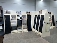 Wandstelling met tapijt en vinyl samples