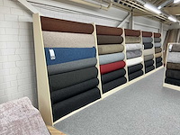 Wandstelling met tapijt en vinyl samples