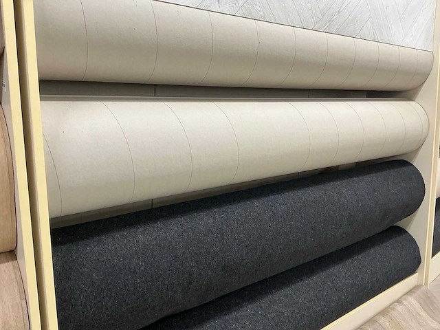 Wandstelling met tapijt en vinyl samples - afbeelding 6 van  7