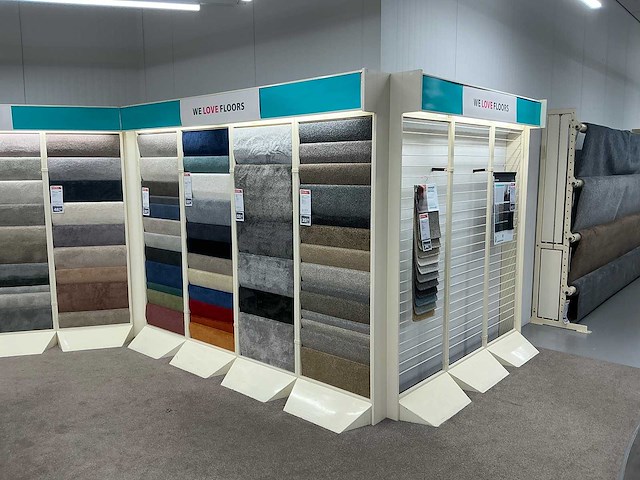 Wandstelling met tapijt samples - afbeelding 2 van  6