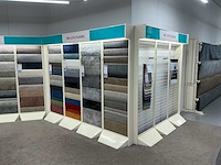 Wandstelling met tapijt samples - afbeelding 2 van  6