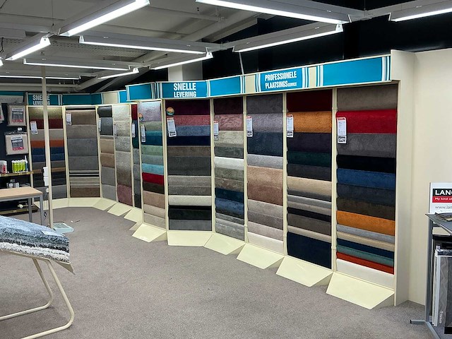 Wandstelling met tapijt samples - afbeelding 1 van  6