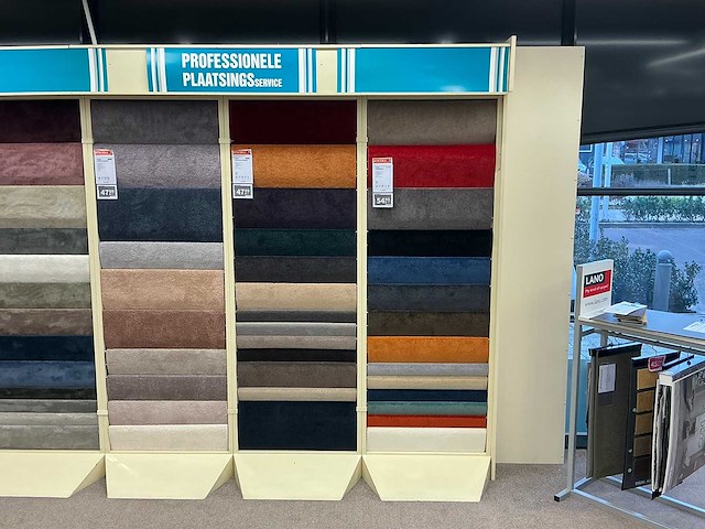 Wandstelling met tapijt samples - afbeelding 2 van  6