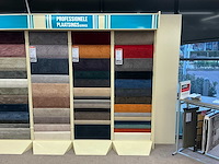 Wandstelling met tapijt samples - afbeelding 2 van  6