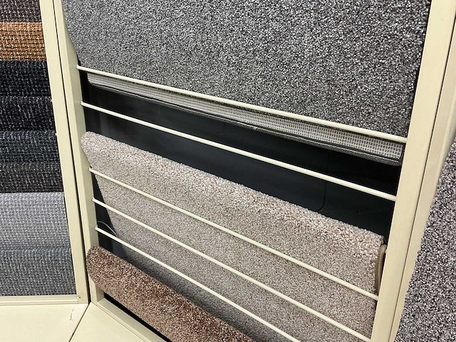 Wandstelling met tapijt samples - afbeelding 3 van  6