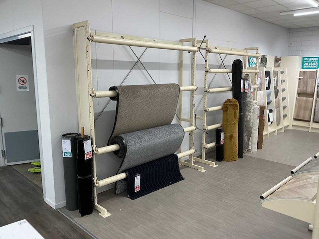 Wandstelling voor vloerbedekkingrollen (3x) - afbeelding 1 van  7