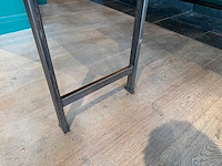 Wandtafel met stalen poot - afbeelding 3 van  3
