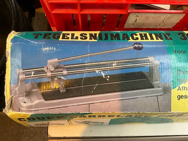 Wandtegel en tegelsnijder - afbeelding 5 van  6