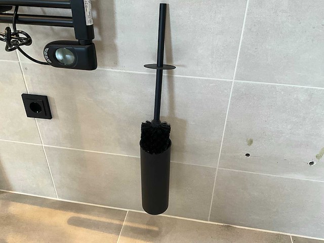Wandtoiletborstel, reserverolhouder & toiletrolhouder - afbeelding 2 van  6