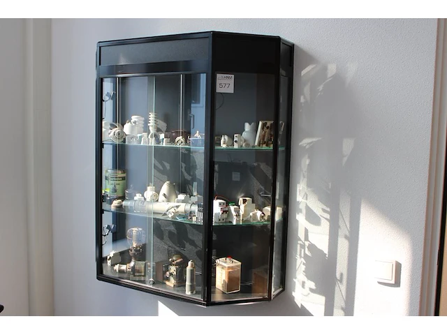 Wandvitrine met klassiek elektra onderdelen en materialen. afmeting 110 x 35 cm. hoogte 110 cm. - afbeelding 1 van  3