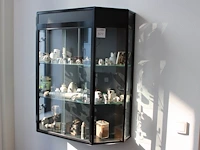 Wandvitrine met klassiek elektra onderdelen en materialen. afmeting 110 x 35 cm. hoogte 110 cm.