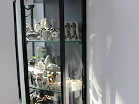 Wandvitrine met klassiek elektra onderdelen en materialen. afmeting 110 x 35 cm. hoogte 110 cm. - afbeelding 2 van  3
