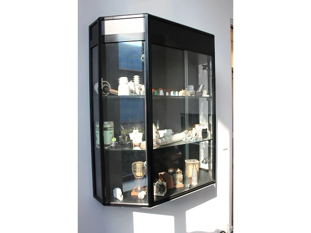 Wandvitrine met klassiek elektra onderdelen en materialen. afmeting 110 x 35 cm. hoogte 110 cm. - afbeelding 3 van  3