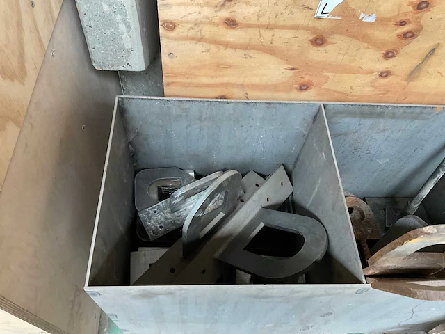 Wapeningstaal en hulponderdelen tbv mallenbouw - afbeelding 13 van  13
