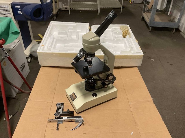 Ward’s microscope - afbeelding 1 van  10