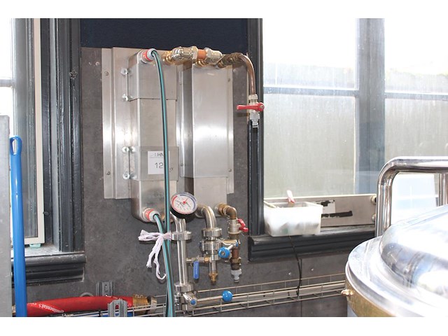 Warmtewisselaar nn. let op: kavel is onderdeel van combinatiekavel k001. onderdeel van combinatiekavel complete mini brouwerijopstelling bestaande uit brouwhuis, 8 gistingstanks (deels gevuld), bottellijn, pompen, warmtewisselaar, natte lijn etiketteermachine en chiller - afbeelding 1 van  3