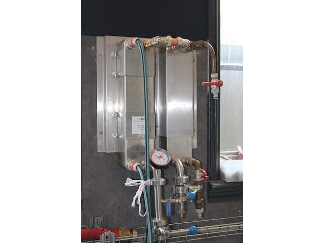 Warmtewisselaar nn. let op: kavel is onderdeel van combinatiekavel k001. onderdeel van combinatiekavel complete mini brouwerijopstelling bestaande uit brouwhuis, 8 gistingstanks (deels gevuld), bottellijn, pompen, warmtewisselaar, natte lijn etiketteermachine en chiller - afbeelding 2 van  3