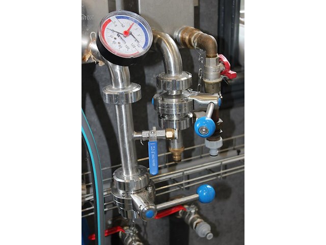 Warmtewisselaar nn. let op: kavel is onderdeel van combinatiekavel k001. onderdeel van combinatiekavel complete mini brouwerijopstelling bestaande uit brouwhuis, 8 gistingstanks (deels gevuld), bottellijn, pompen, warmtewisselaar, natte lijn etiketteermachine en chiller - afbeelding 3 van  3