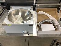 Wasbak met kniebediening