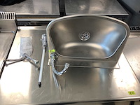 Wasbak met kniebediening