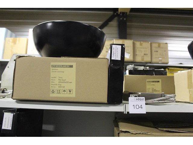 Waskom atm nederland zwart type terra afm. 400 x 400 x 155 mm met wastafelkraan type calipso 210 - afbeelding 1 van  3