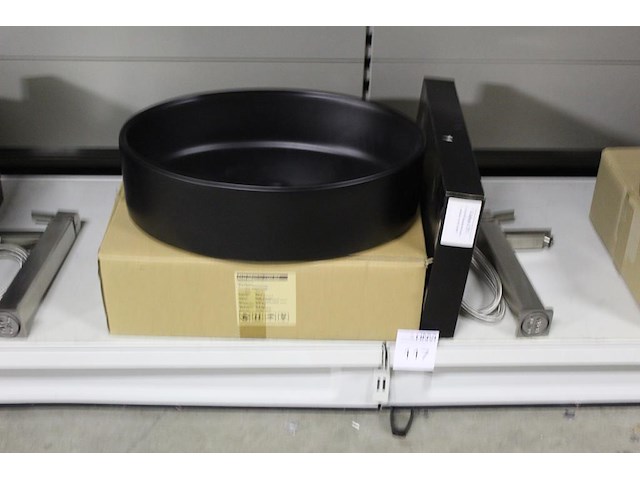 Waskom atm nederland zwart type varo afm. 505 x 305 x 140 mm met wastafelkraan type clou 255 - afbeelding 1 van  4