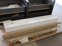 Waskom met kraangat en afmeting 120 x 20 x 10 cm.
