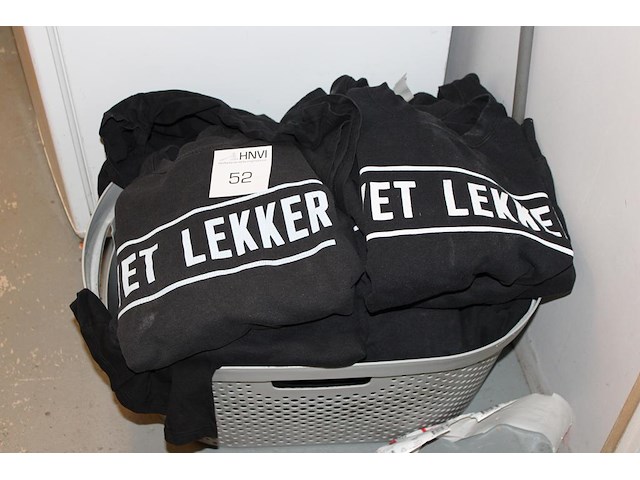 Wasmand met werkkleding. - afbeelding 1 van  2